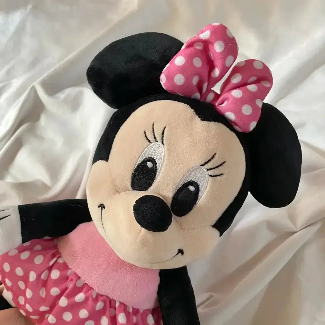 Peluche bébé Minnie à pois (40 cm) 