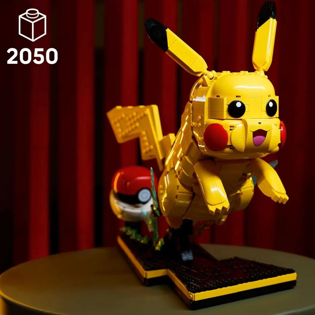 Pokémon Pikachu and Poké Ball Building Set (2050 Pcs)