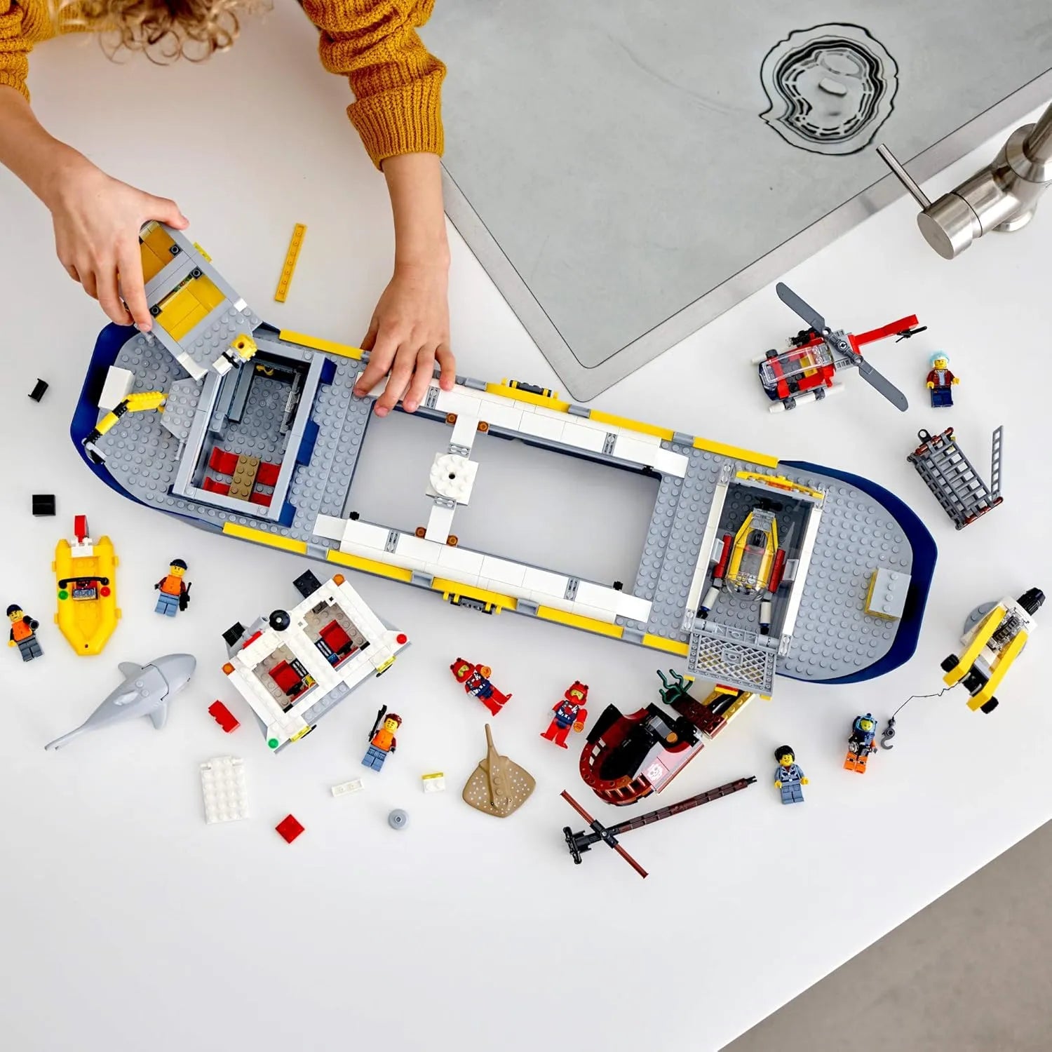 City Ocean Exploration Ship 60266 Building Set (745 Pcs)