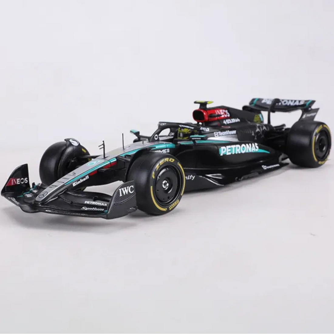 Bburago 1:24 Mercedes-AMG Petronas W14 No. 44 Model