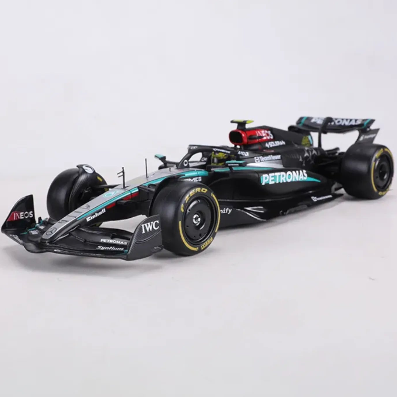 Bburago 1:24 Mercedes-AMG Petronas W14 No. 44 Model
