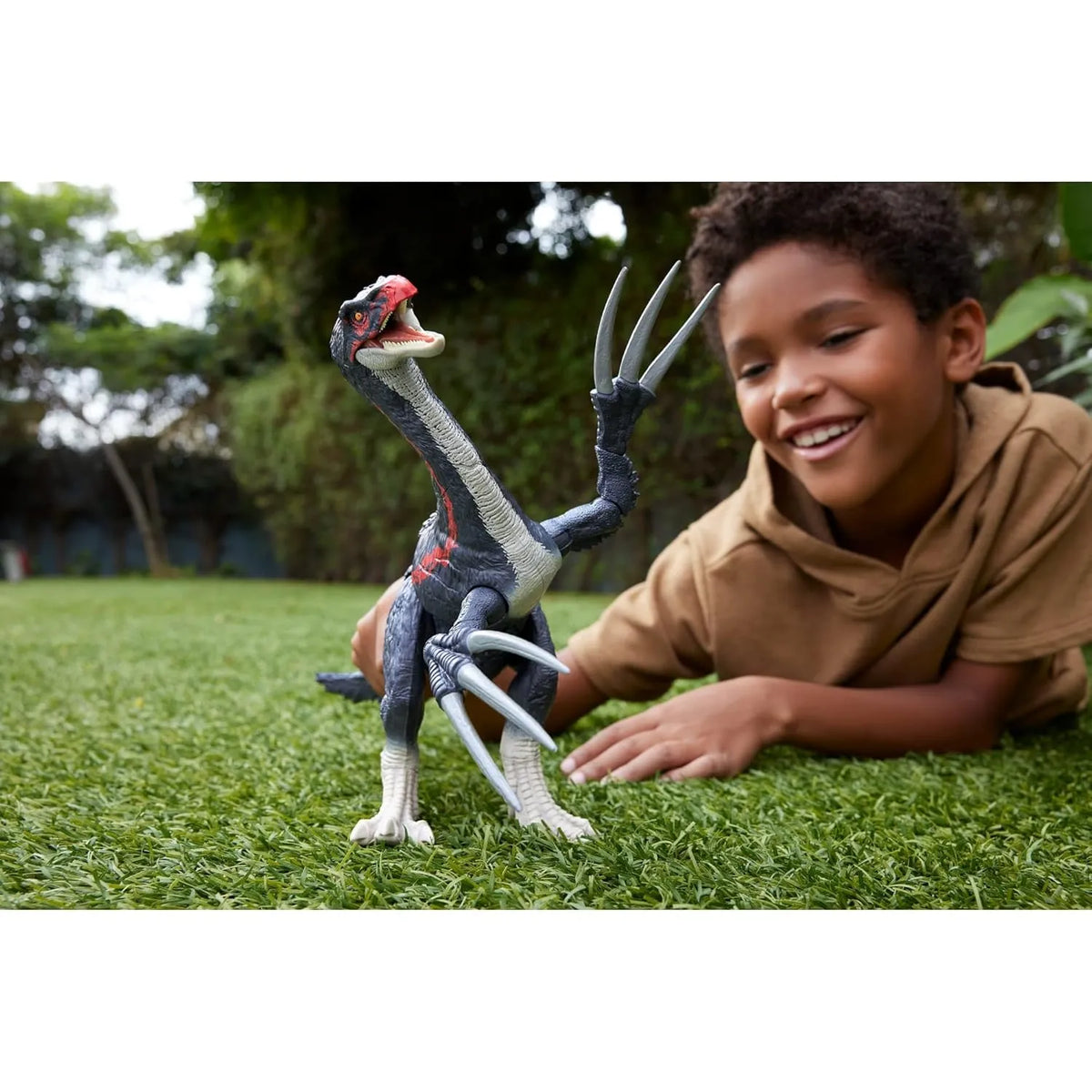 Jurassic World Chaos Theory Therizinosaurus Figure (42 cm)