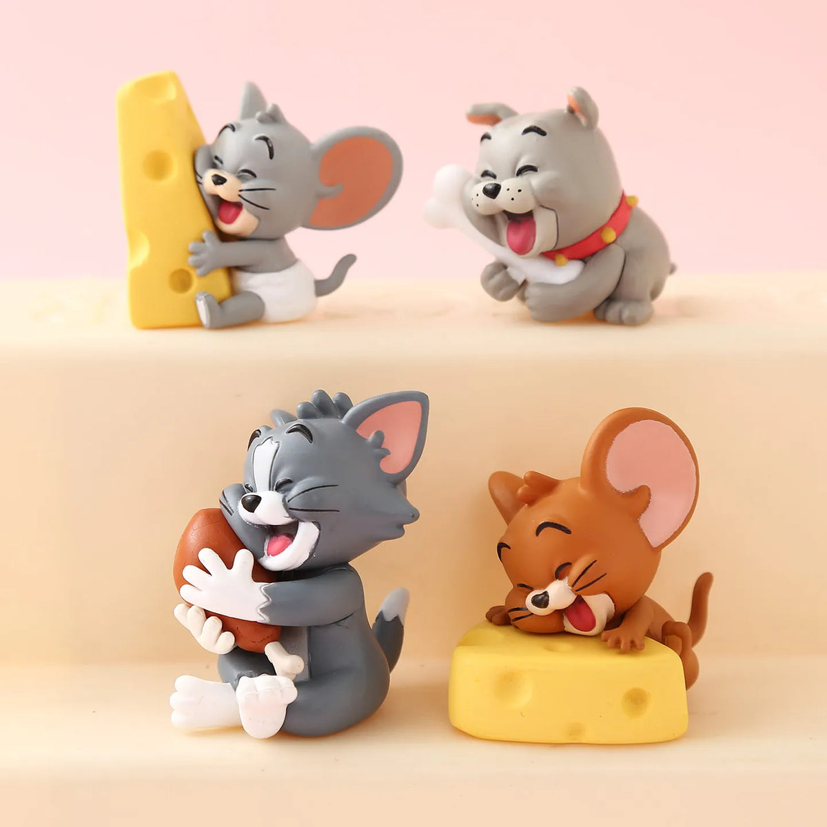 Tom and Jerry Mugyutto! Hugging Mini Figures (Set of 4)