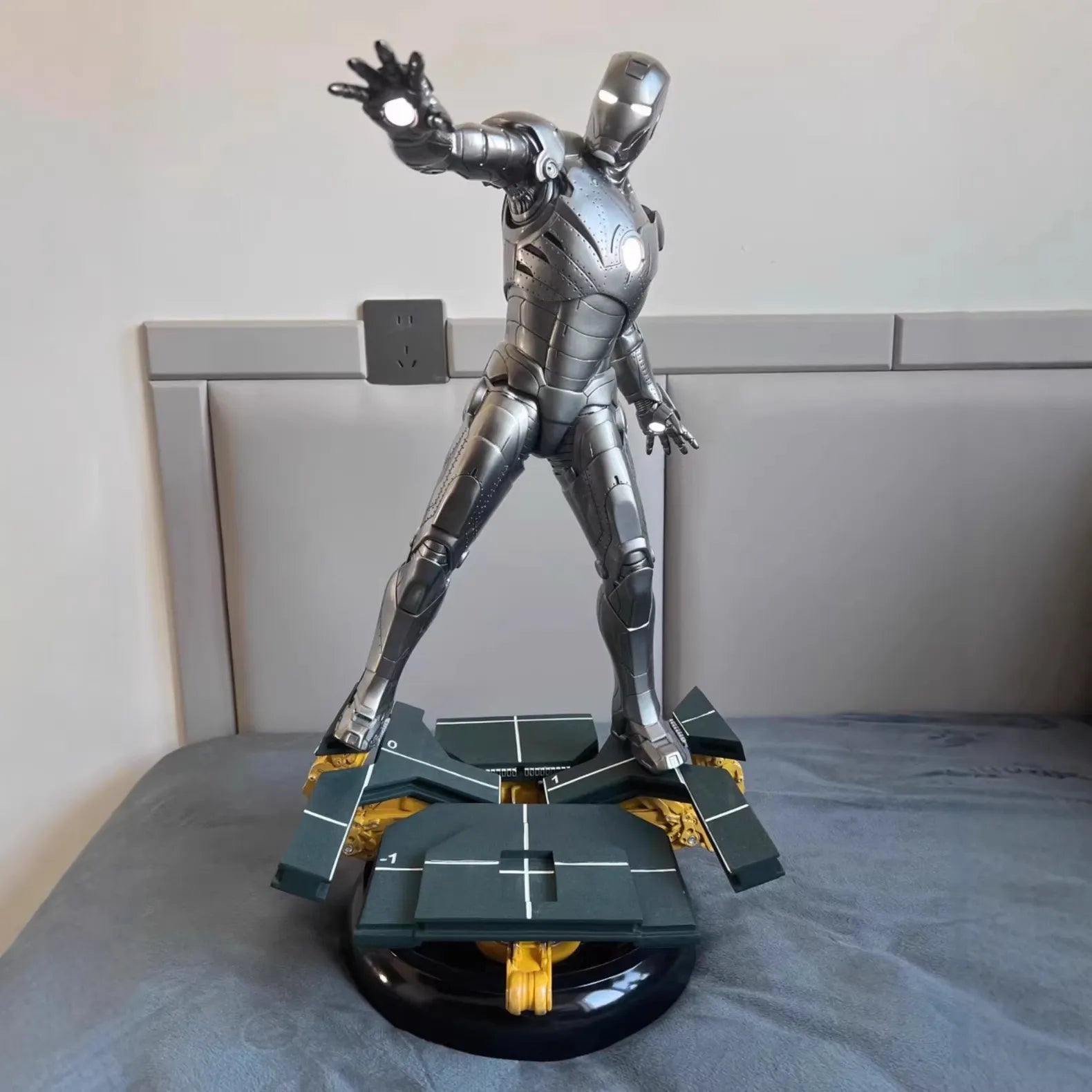 Marvel Iron Man Mark II Gantry Base Statue (60 cm)
