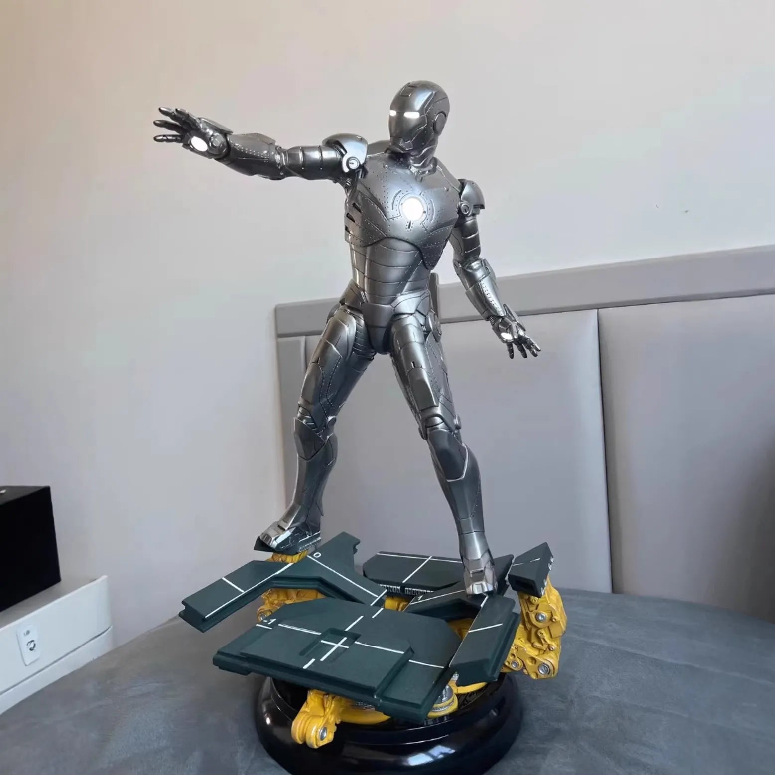 Marvel Iron Man Mark II Gantry Base Statue (60 cm)