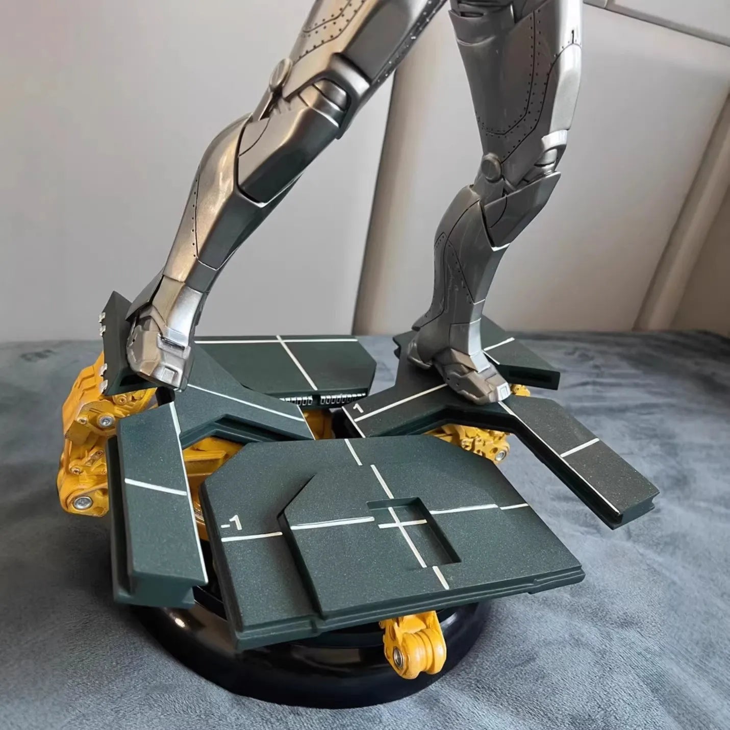 Marvel Iron Man Mark II Gantry Base Statue (60 cm)