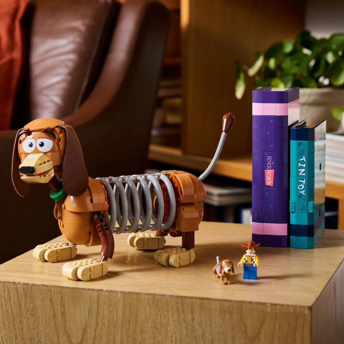 DZNY 43301 Slinky Dog Bookends Building Set (1311 Pcs)