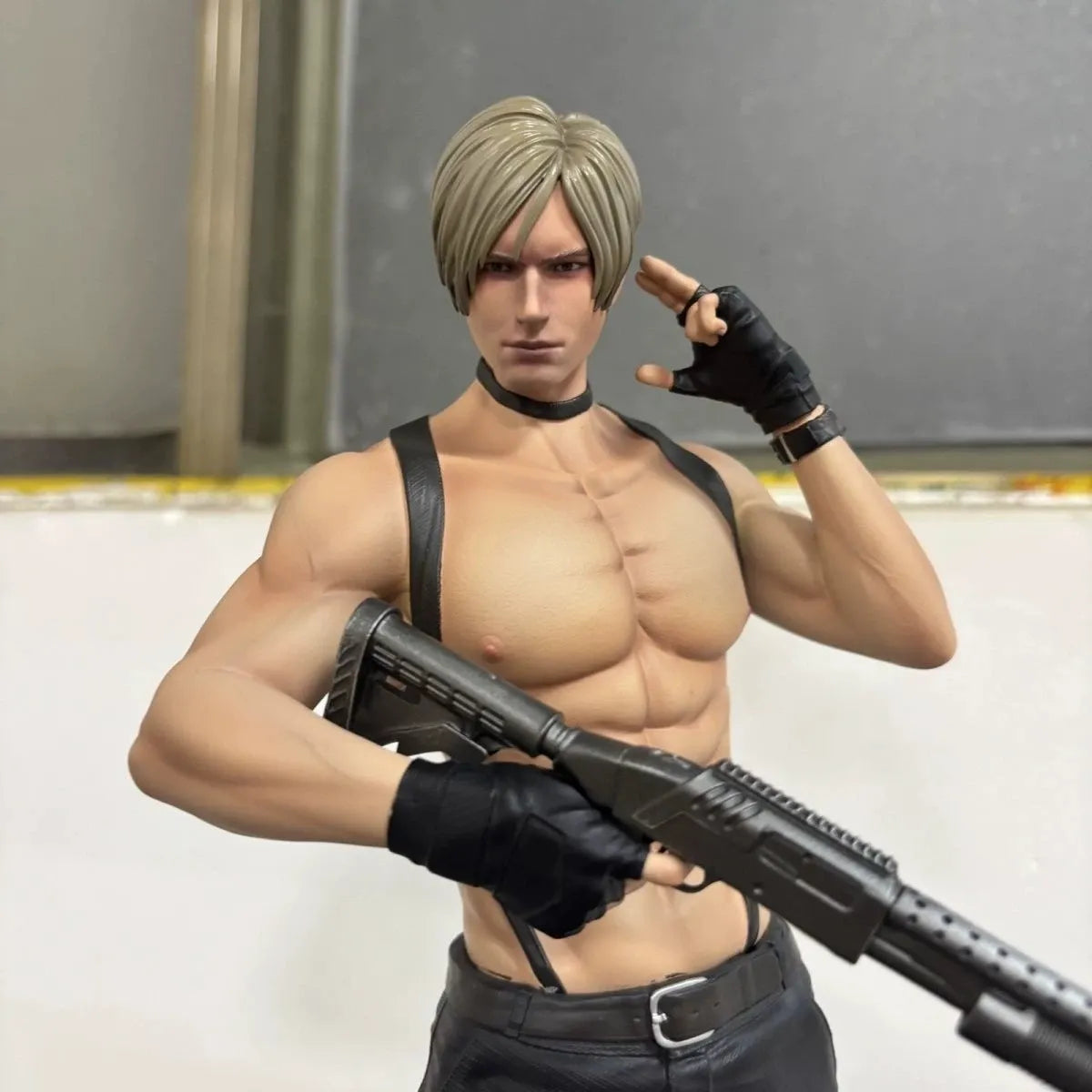 Resident Evil Leon S. Kennedy Combat Statue (32 cm)