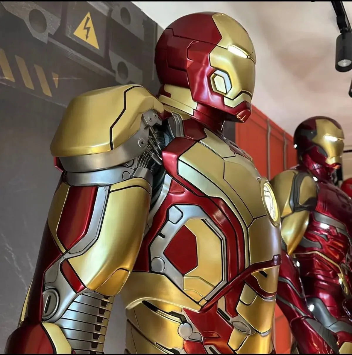 Marvel Iron Man Mark 42 Life Size Museum Statue (220 cm)