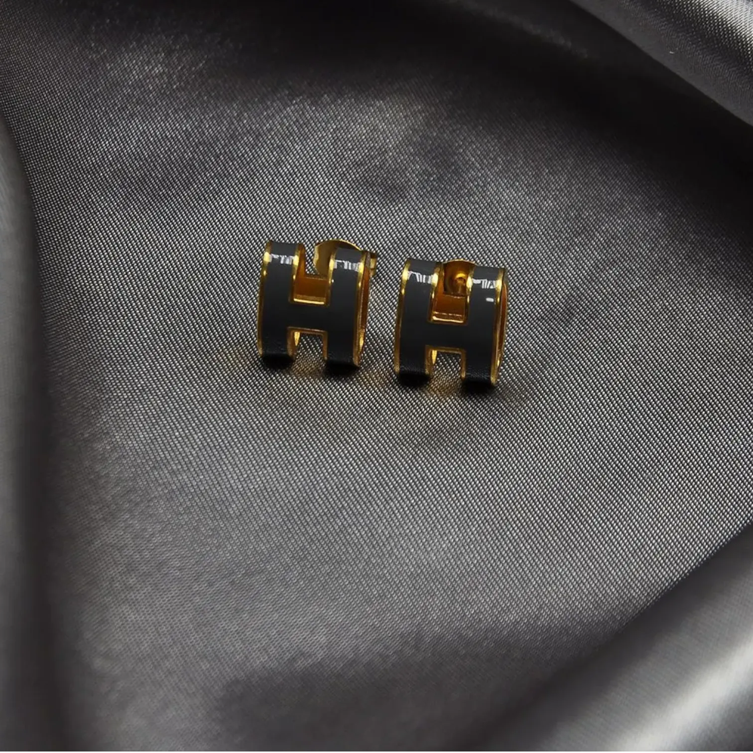 Horse Carriage Luxe Mini Pop H Earrings