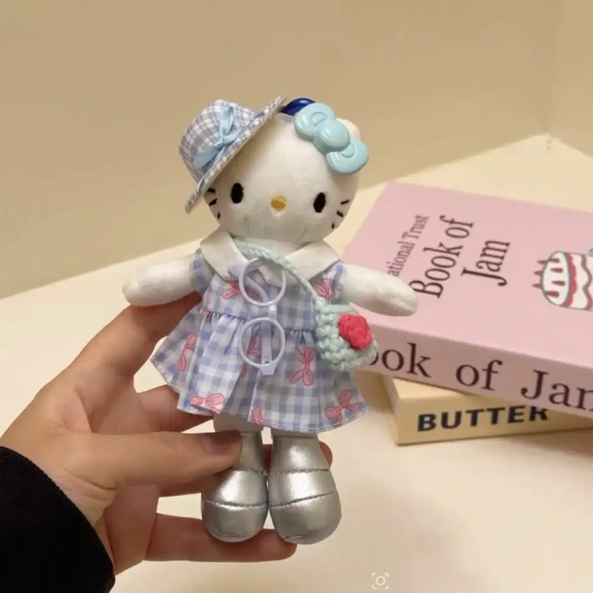 سلسلة مفاتيح Hello KT Glam Gal القطيفة 