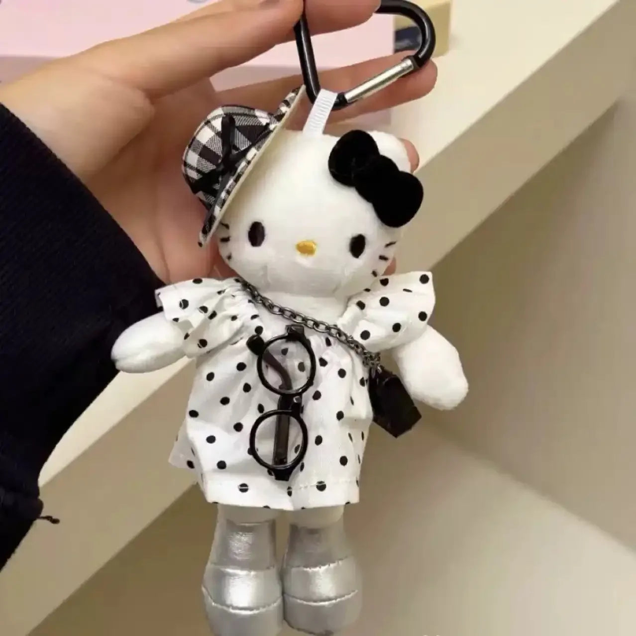 سلسلة مفاتيح Hello KT Glam Gal القطيفة 