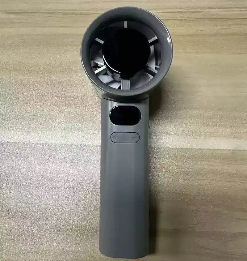 مروحة يدوية رائعة تهبها الرياح 