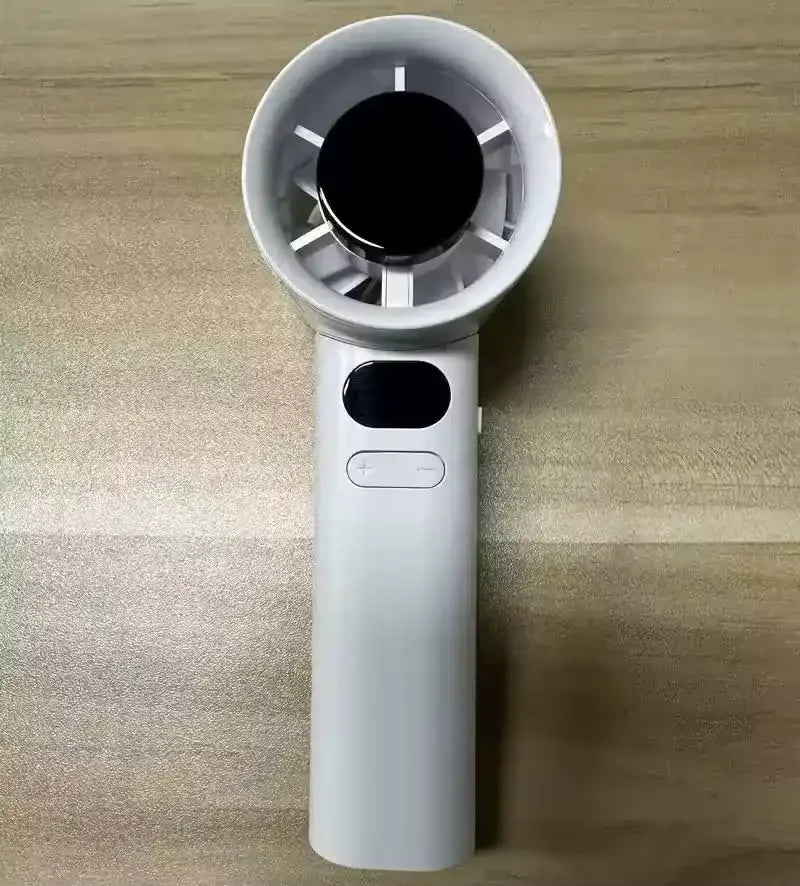 مروحة يدوية رائعة تهبها الرياح 