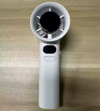 مروحة يدوية رائعة تهبها الرياح 