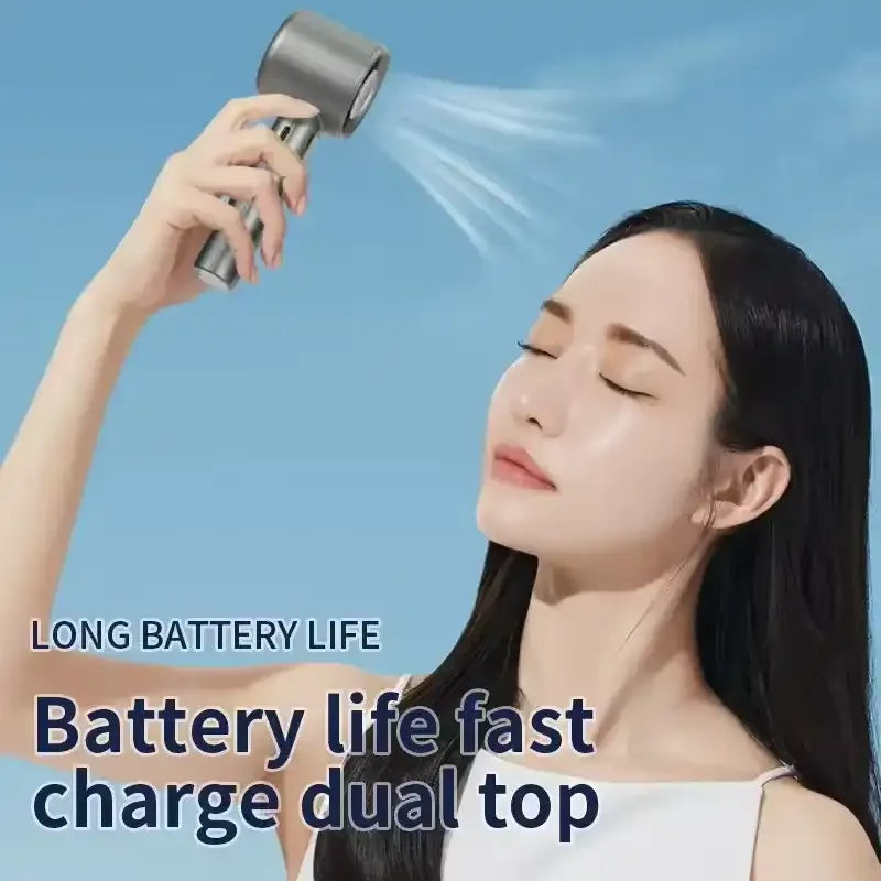 مروحة يدوية رائعة تهبها الرياح 