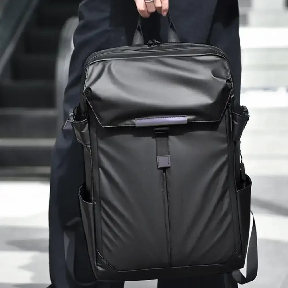 حقيبة ظهر أنيقة جاهزة لركوب الدراجات النارية 