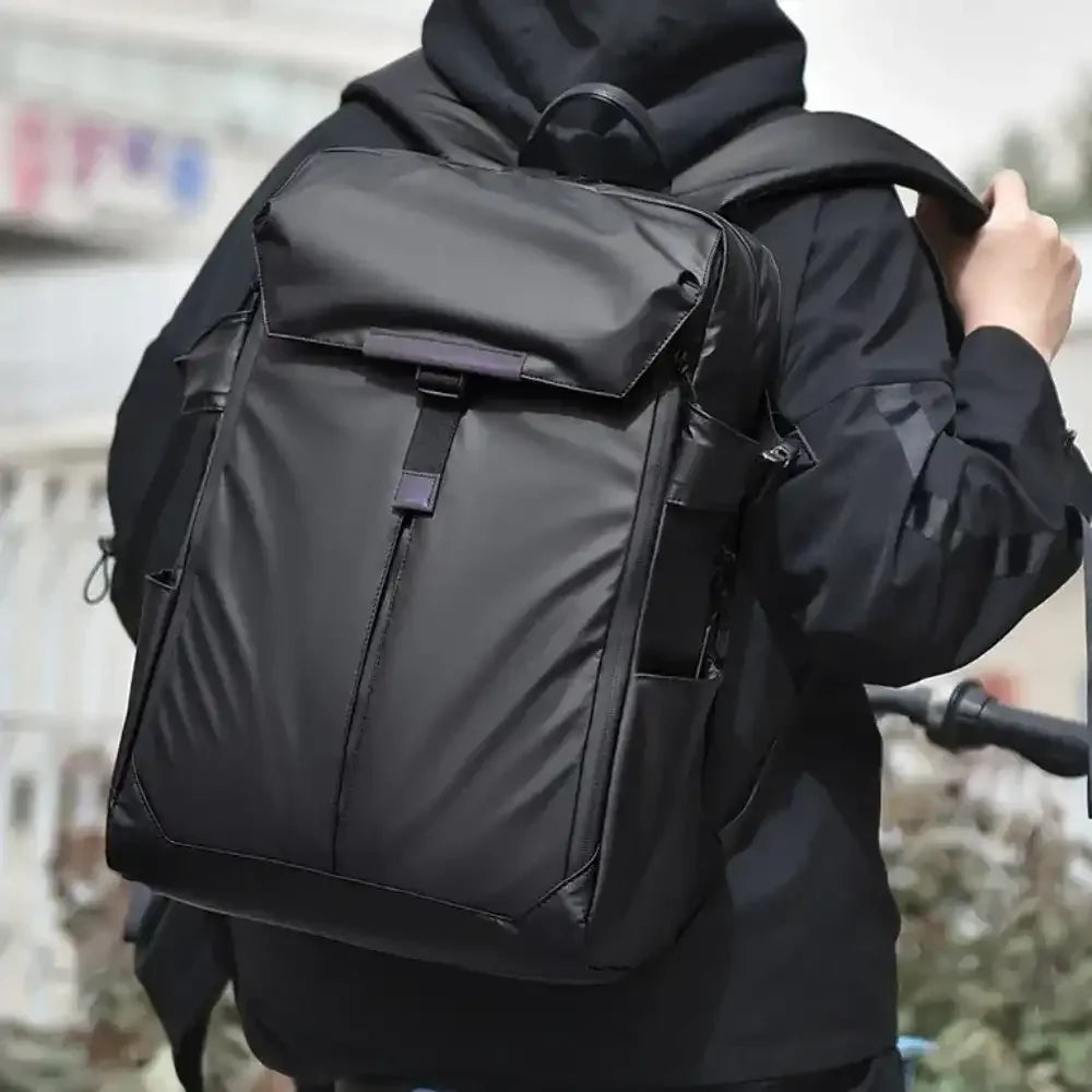 حقيبة ظهر أنيقة جاهزة لركوب الدراجات النارية 