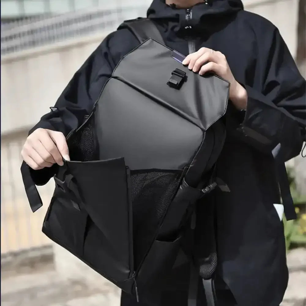 حقيبة ظهر أنيقة جاهزة لركوب الدراجات النارية 