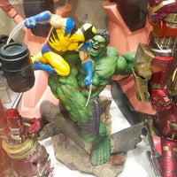 Hulk vs Wolverine Battle Scene Action Figure (36 cm)