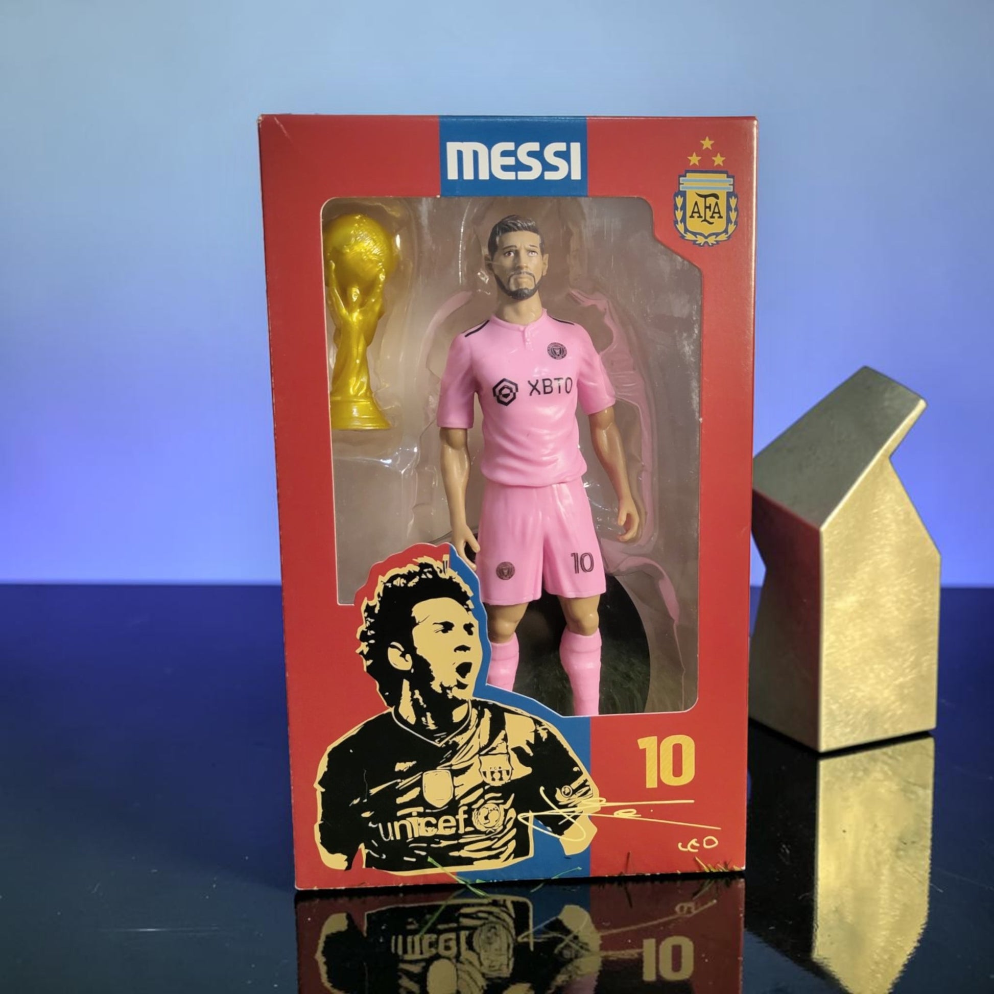 World Football GOAT Legends with Trophy Figure (20 cm)