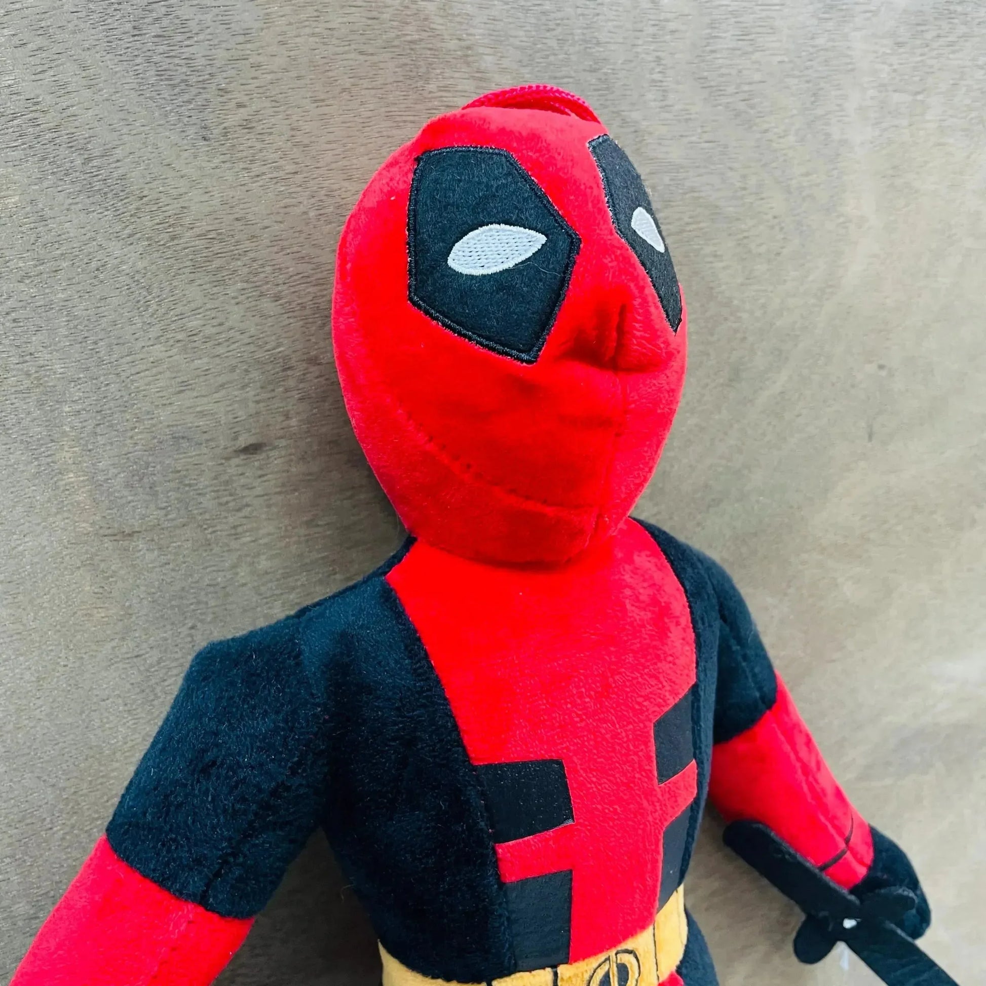 Deadpool Maximum Cuddle Plush Toy (40 cm) - Bear Hugs