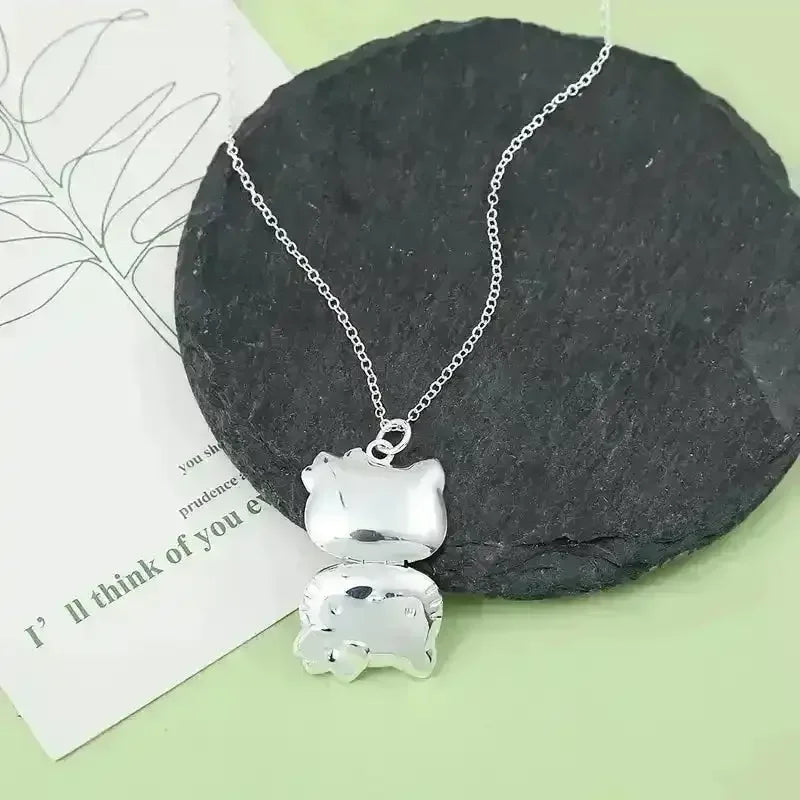 Hello Kitty Opening Can Pendant - Bear Hugs