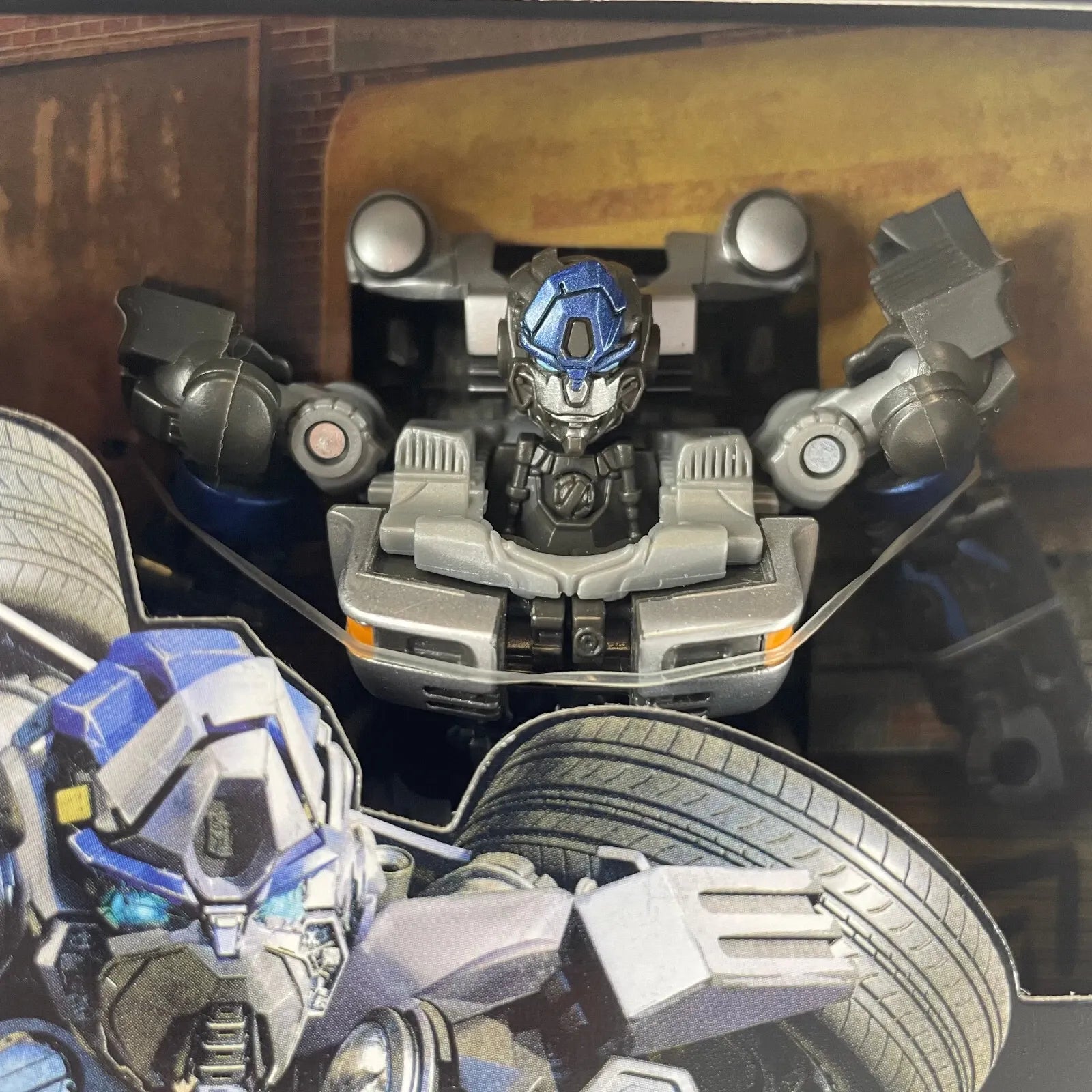 Transformers SS-105 DC Autobot Mirage Action Figure