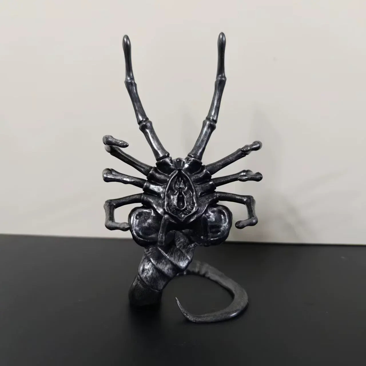 Alien Facehugger Tactical Phone Stand