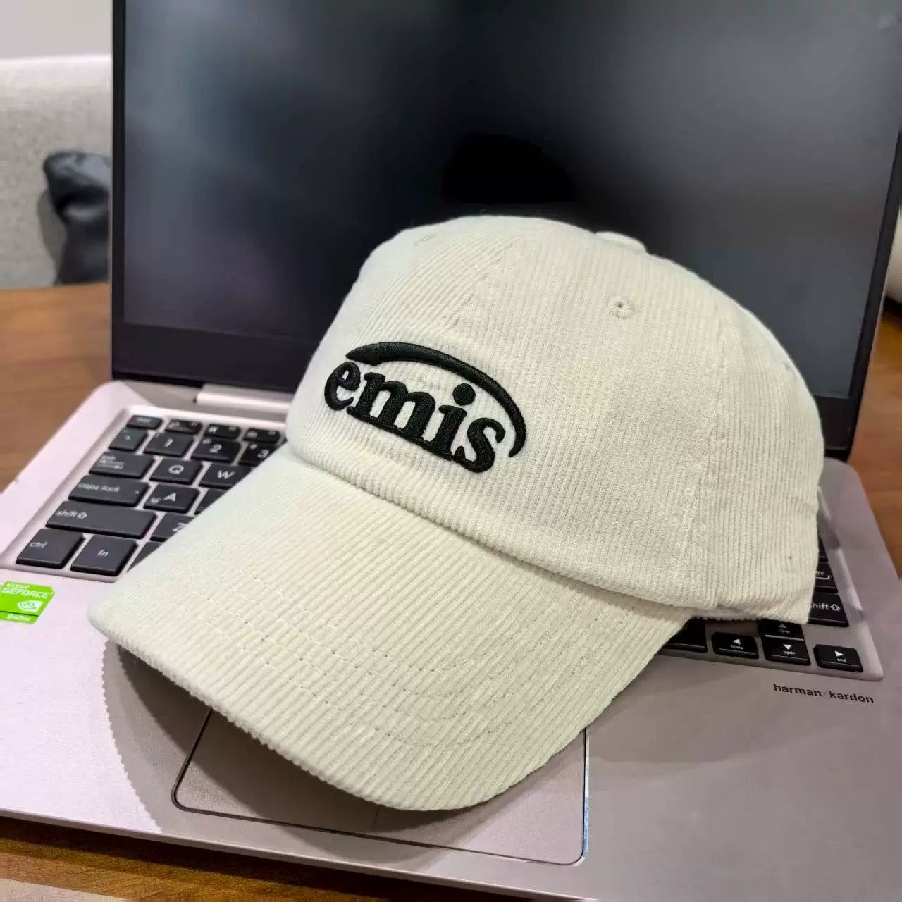 Emis Loop Corduroy Cap
