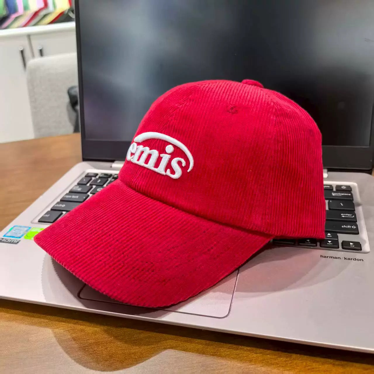 Emis Loop Corduroy Cap