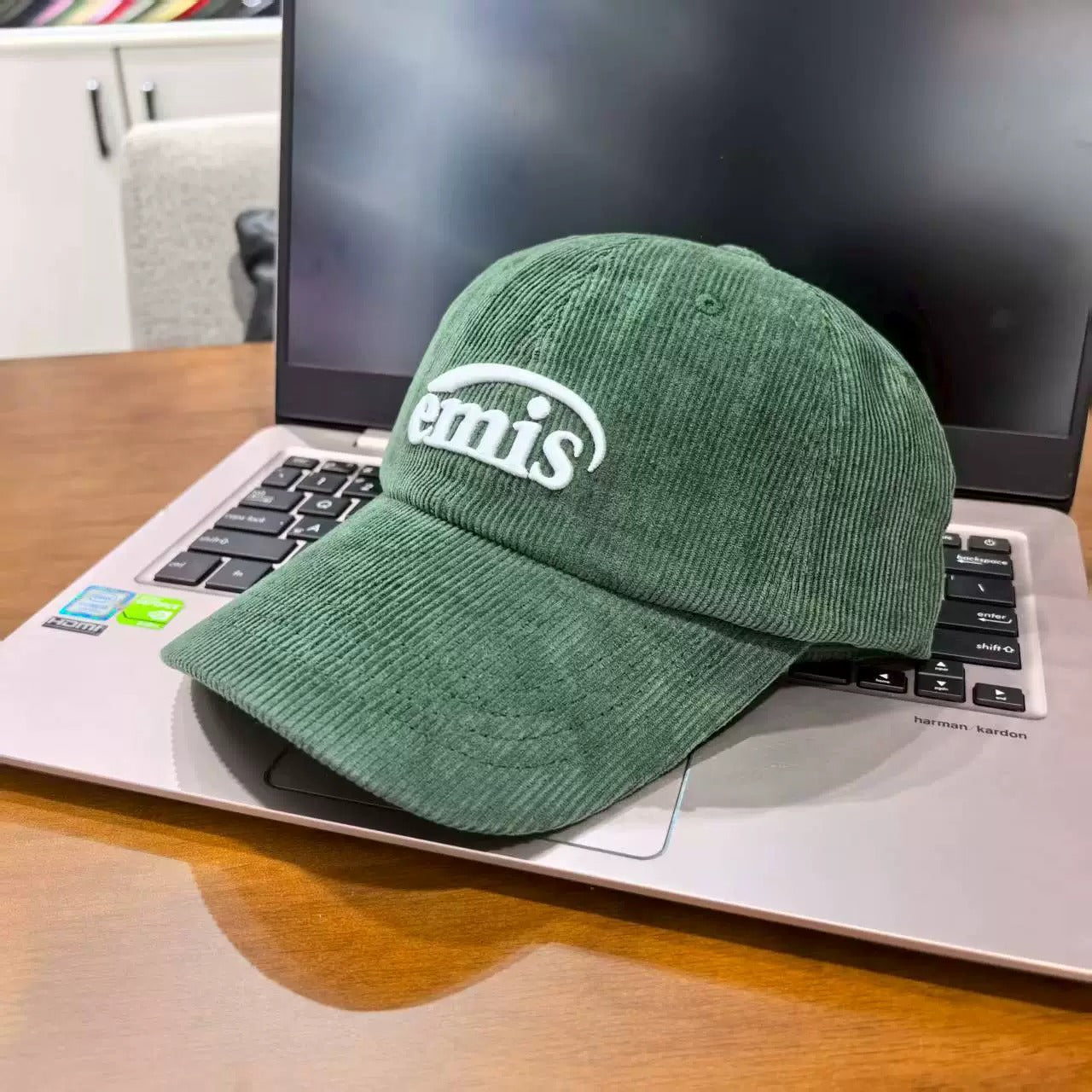 Emis Loop Corduroy Cap