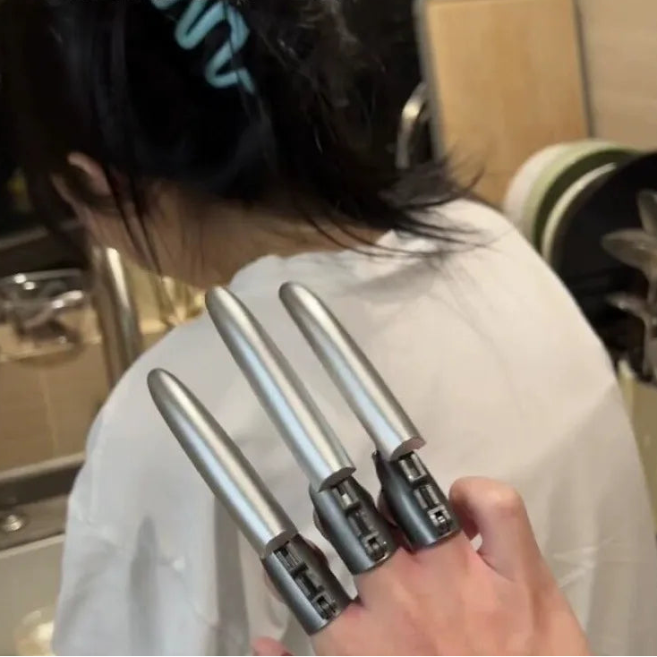 Wolverine Retractable Finger Control Claws