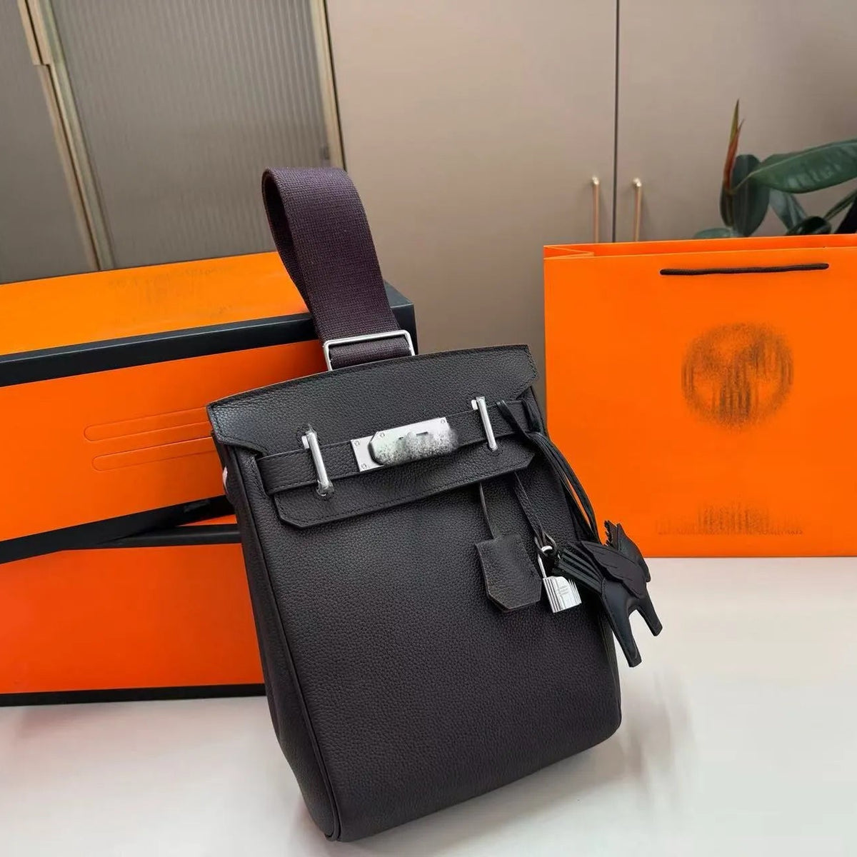 Luxe Horse Carriage Hac A Dos GM Chest Bag