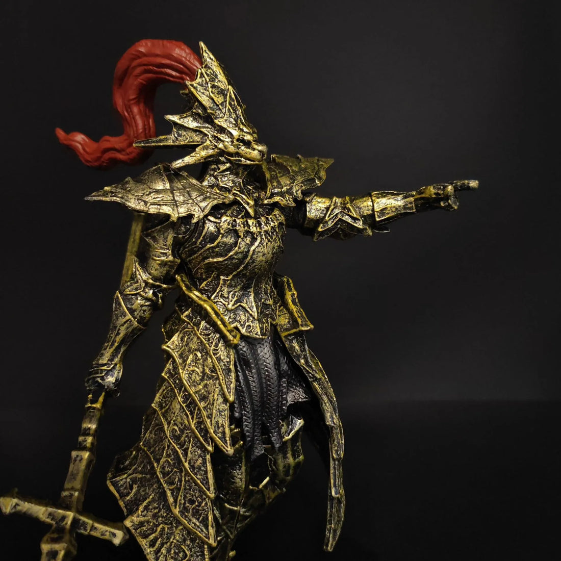 Dark Souls Dragon Slayer Ornstein Golden Armor Figure (21 cm)