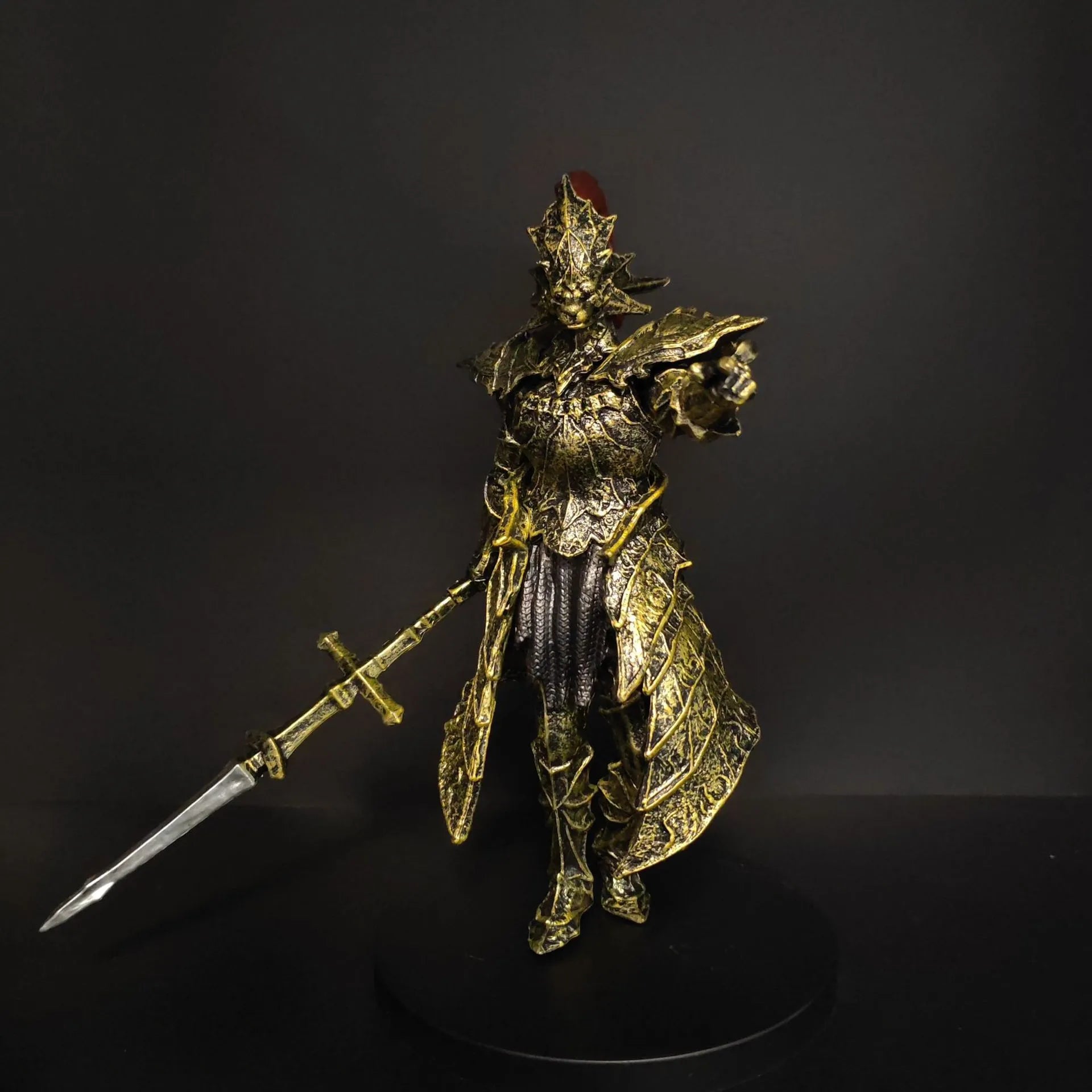 Dark Souls Dragon Slayer Ornstein Golden Armor Figure (21 cm)