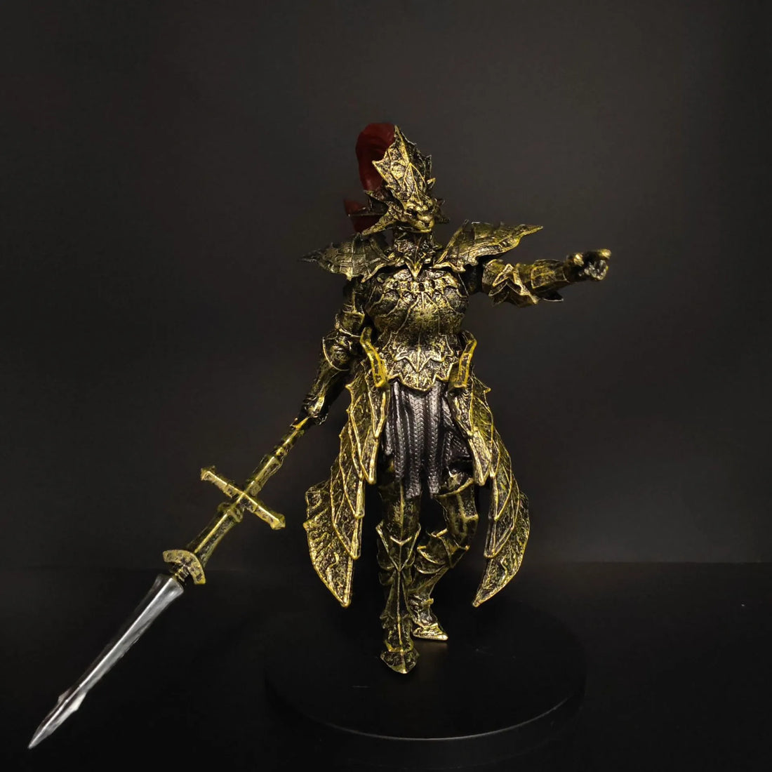 Dark Souls Dragon Slayer Ornstein Golden Armor Figure (21 cm)