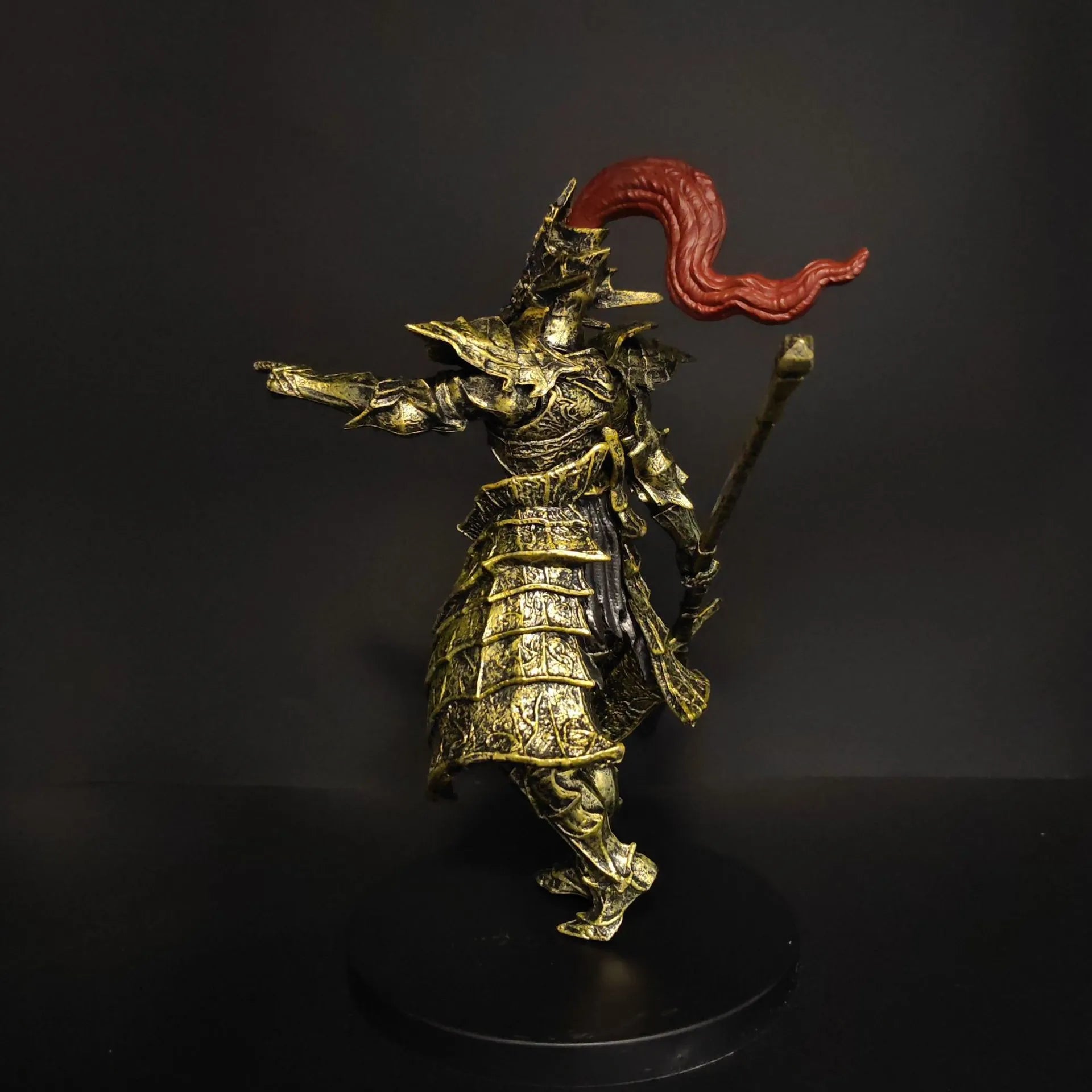 Dark Souls Dragon Slayer Ornstein Golden Armor Figure (21 cm)