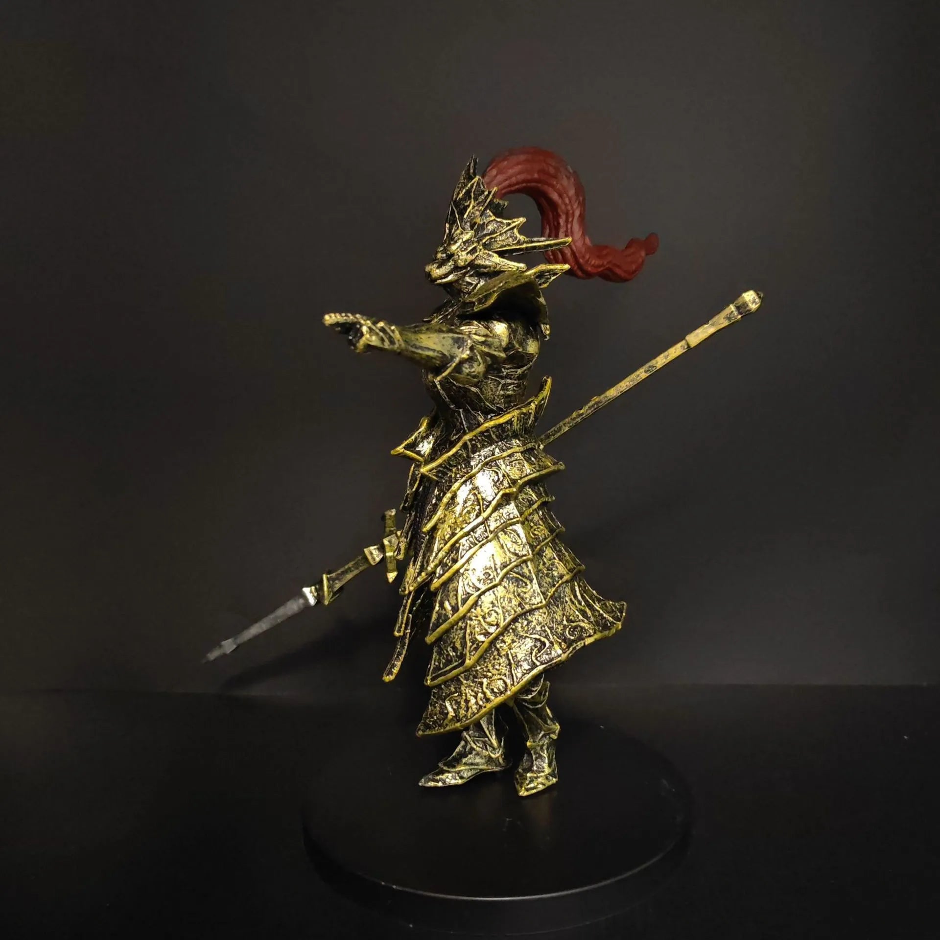 Dark Souls Dragon Slayer Ornstein Golden Armor Figure (21 cm)