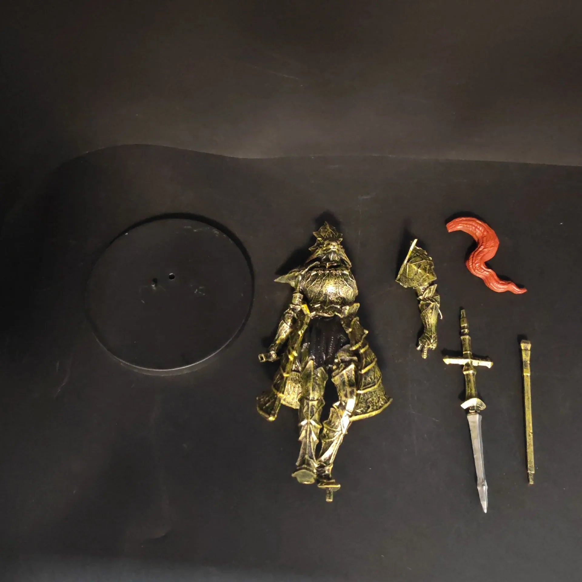 Dark Souls Dragon Slayer Ornstein Golden Armor Figure (21 cm)