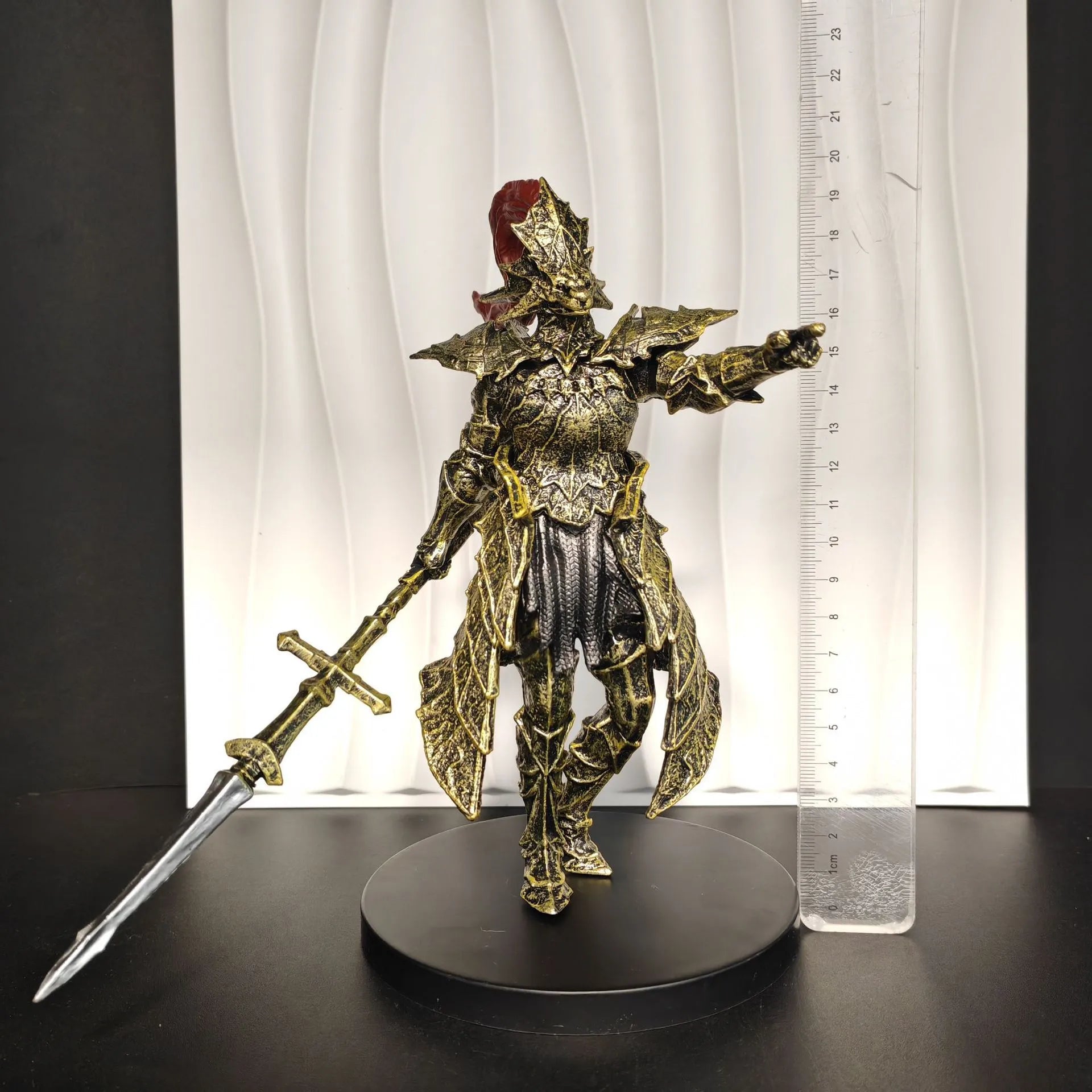 Dark Souls Dragon Slayer Ornstein Golden Armor Figure (21 cm)