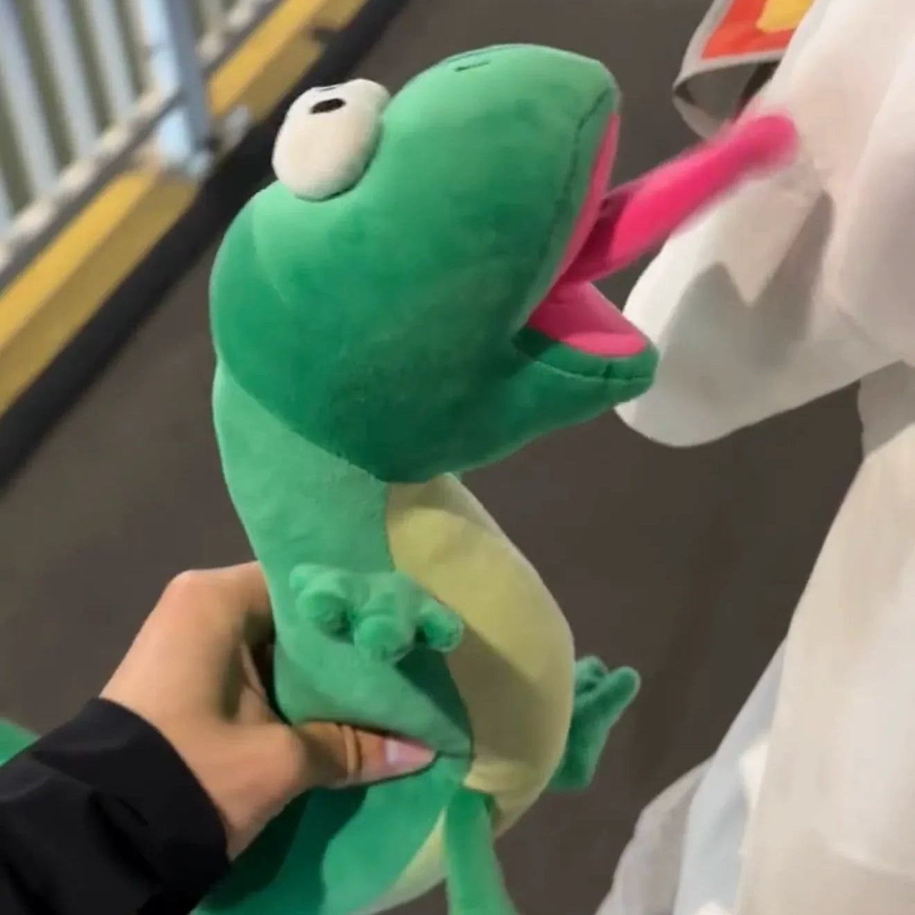 Hoppers Tom Lizard Moving Tongue Plushie (30 cm)