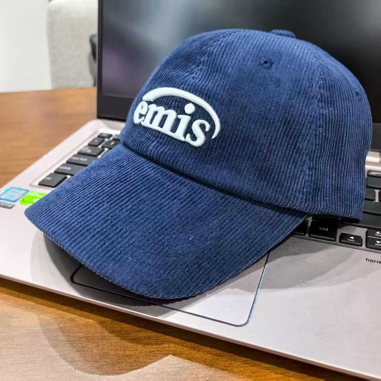 Emis Loop Corduroy Cap