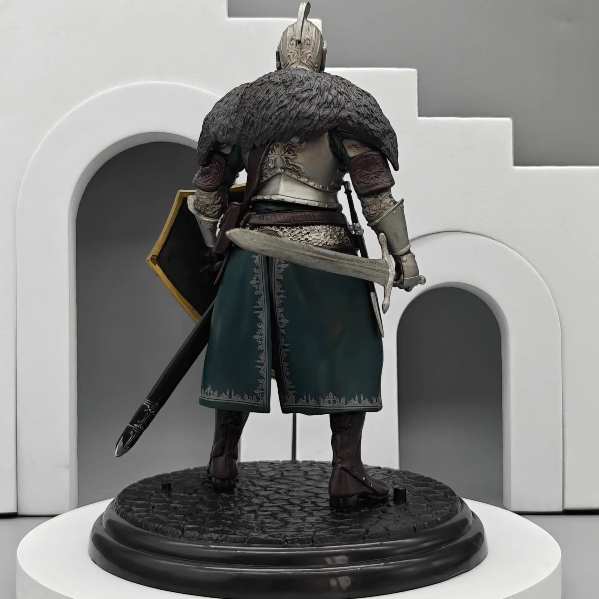 Dark Souls Faraam Knight Armor & Shield Figurine (17 cm)