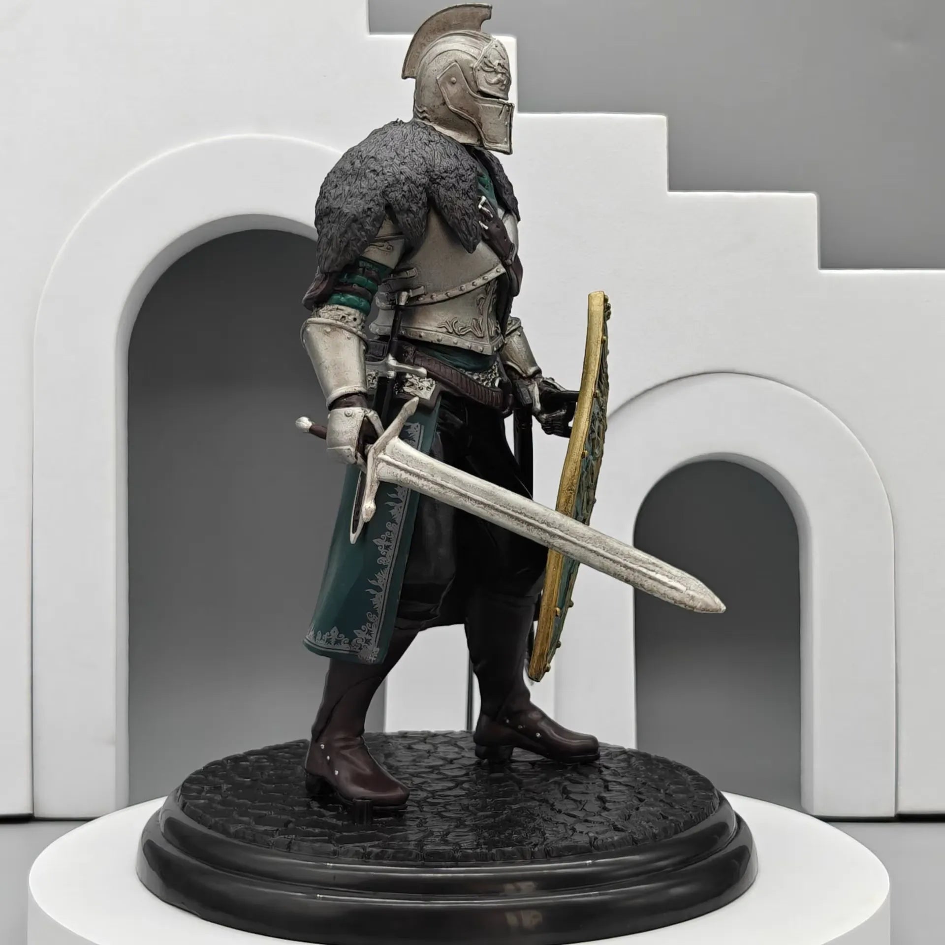 Dark Souls Faraam Knight Armor & Shield Figurine (17 cm)