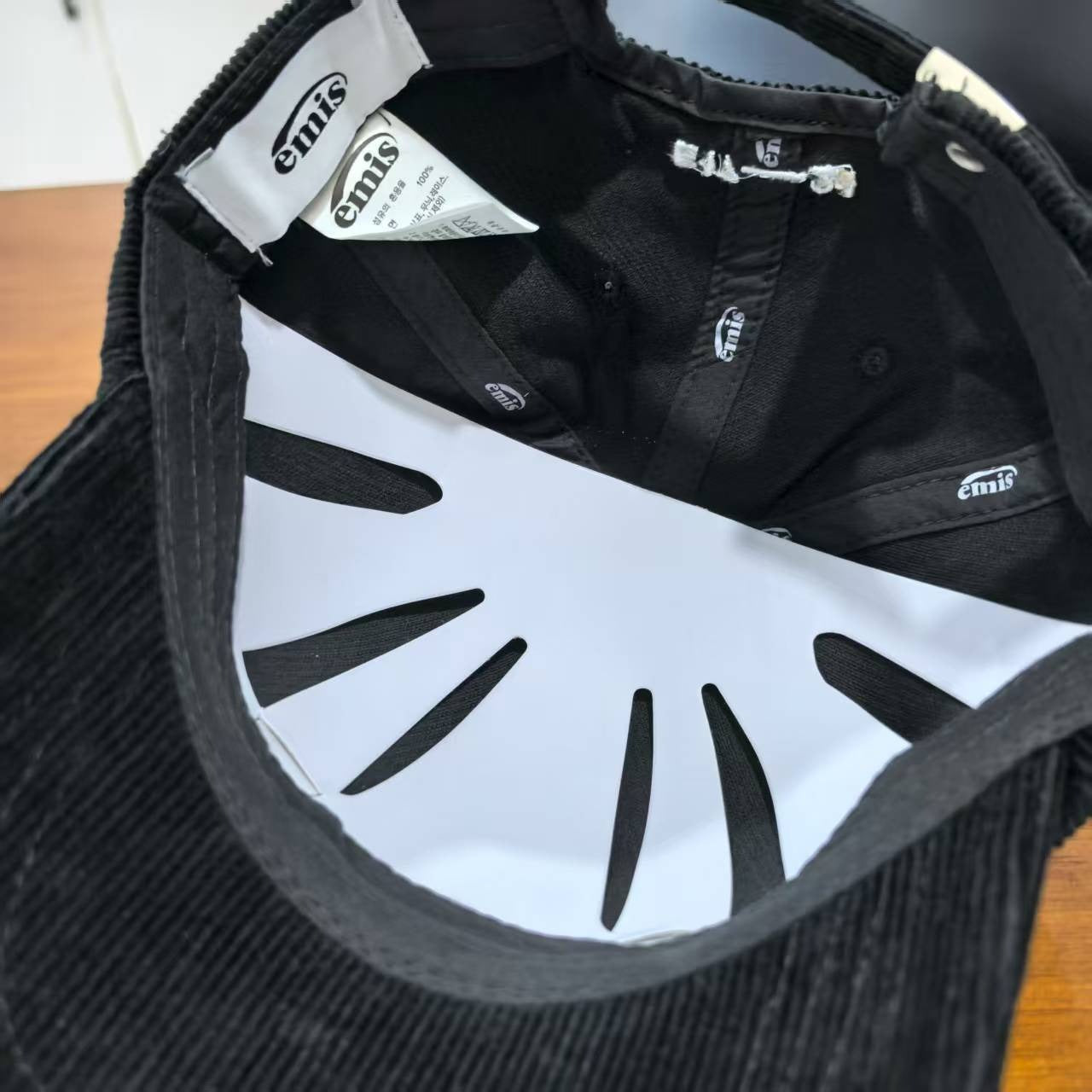 Emis Loop Corduroy Cap