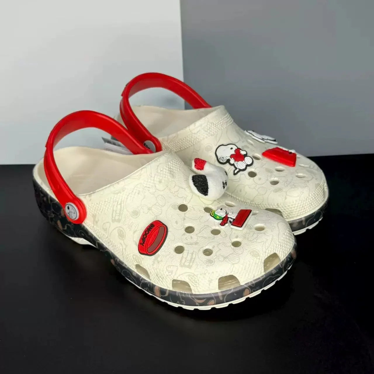 Snoopy Street Art Fancy Clogs